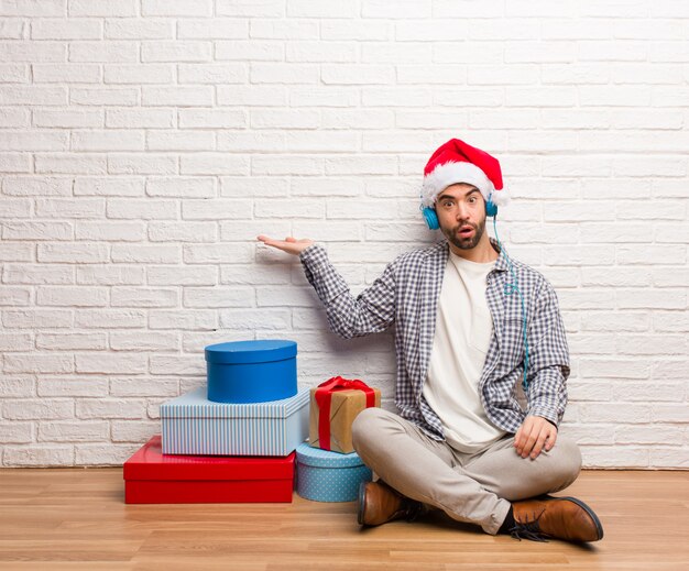 Jeune homme fou fêtant Noël dans sa maison