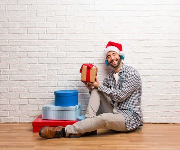 Jeune homme fou fêtant Noël dans sa maison