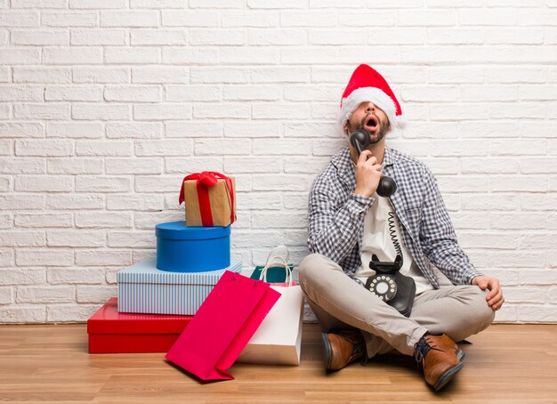 Photo jeune homme fou fêtant noël dans sa maison