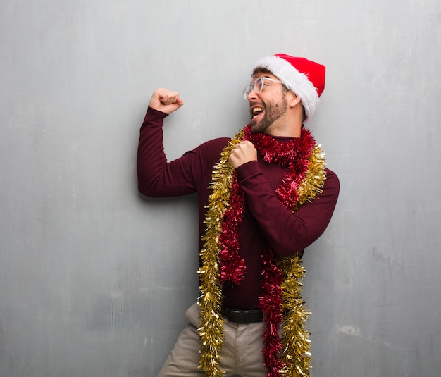 Jeune homme fou fête Noël