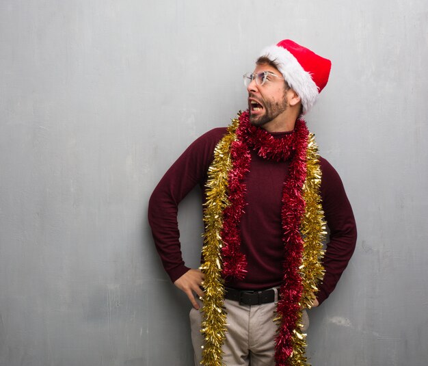 Jeune homme fou fête Noël