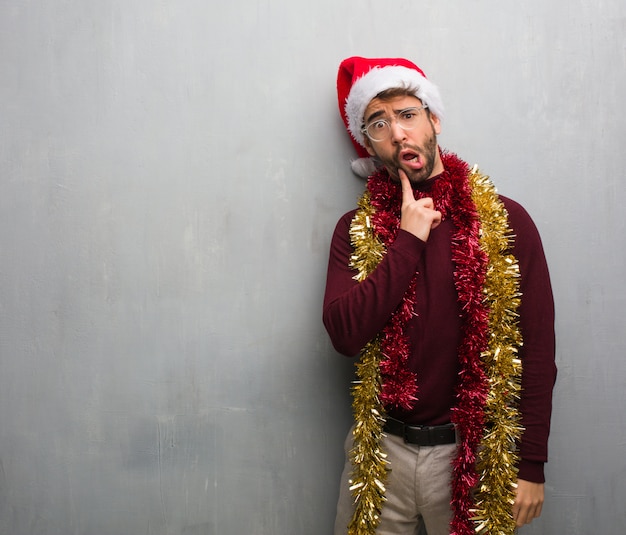 Jeune homme fou fête Noël