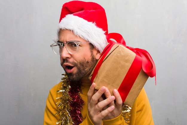 Jeune homme fou fête Noël