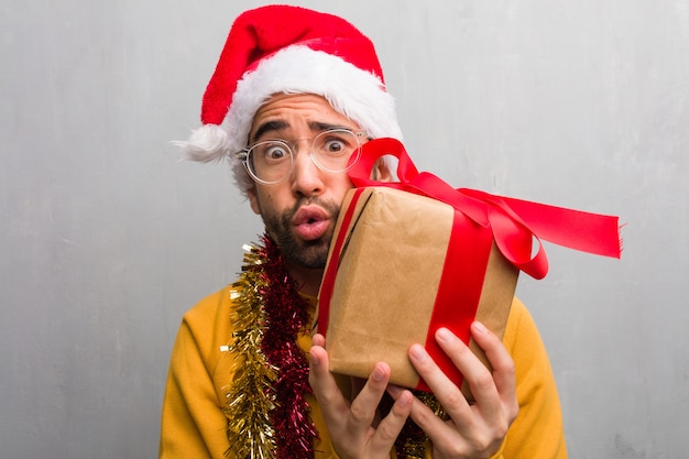 Jeune homme fou fête Noël