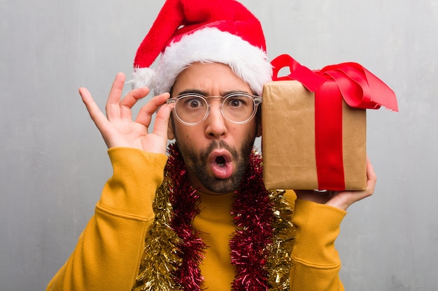 Jeune homme fou fête Noël