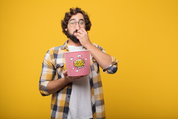 Jeune homme fou fou fou pose avec seau popconr.