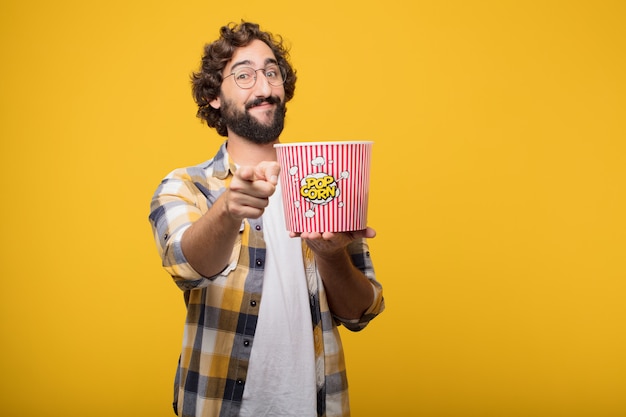 Jeune homme fou fou fou pose avec seau popconr.