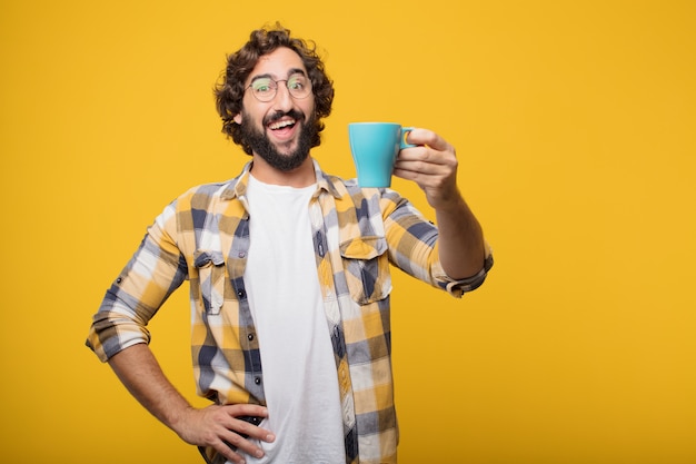 Jeune homme fou fou imbécile pose avec un café.