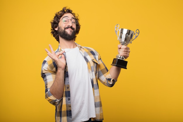 Photo jeune homme fou fou imbécile pose avec un trophée.