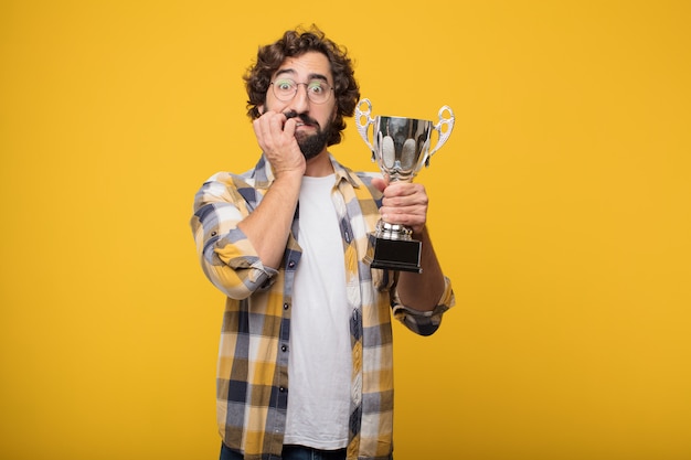 Jeune homme fou fou imbécile pose avec un trophée.