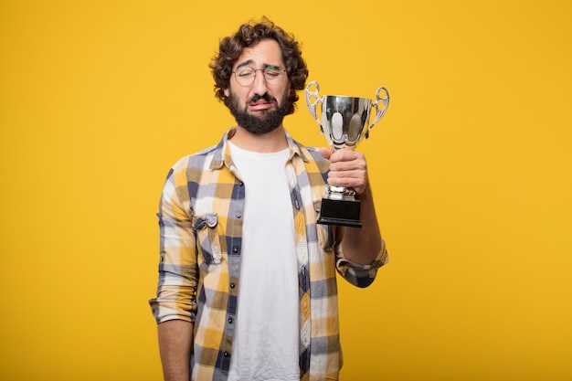 Jeune homme fou fou imbécile pose avec un trophée.