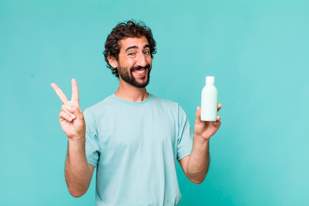 Jeune homme fou hispanique adulte avec une bouteille de lait