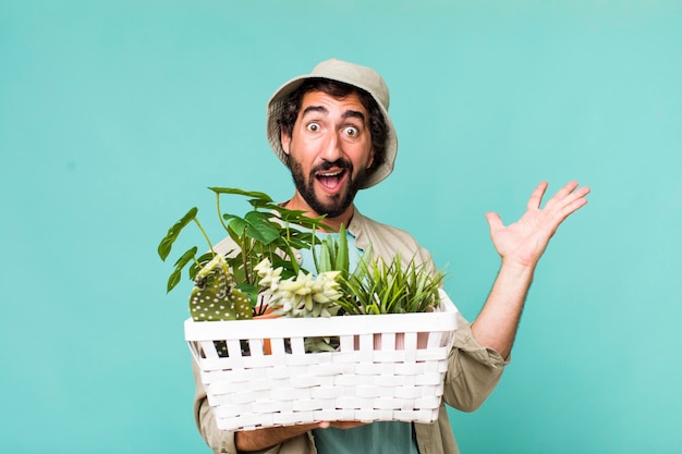 Jeune homme fou hispanique adulte avec concept de jardinage de plantes