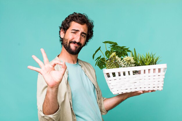 Jeune homme fou hispanique adulte avec concept de jardinage de plantes