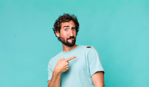 Jeune homme fou hispanique adulte avec un insecte cafard