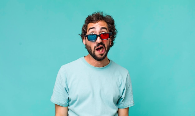 Jeune homme fou hispanique adulte avec des lunettes de cinéma 3d