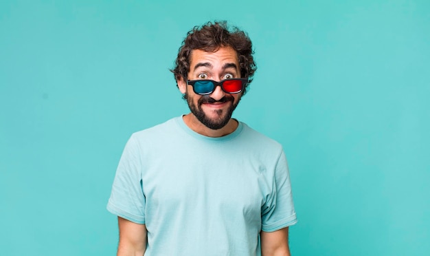 Jeune homme fou hispanique adulte avec des lunettes de cinéma 3d