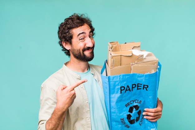 Jeune homme fou hispanique adulte recyclant un concept d'écologie