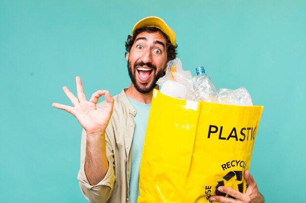 Jeune homme fou hispanique adulte recyclant un concept d'écologie