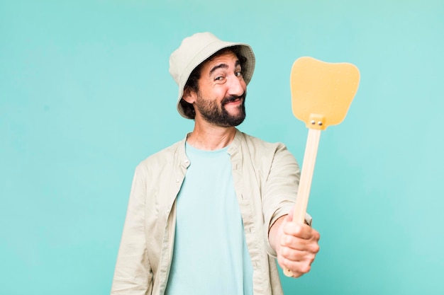 Jeune homme fou hispanique adulte avec une tapette à mouche