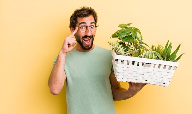 Jeune homme fou avec des plantes