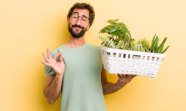 Jeune homme fou avec des plantes