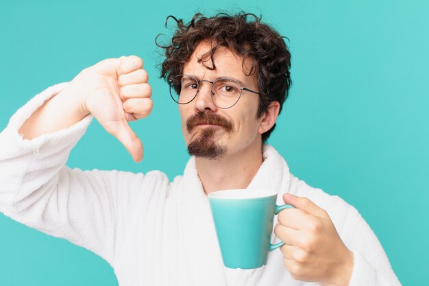 Jeune homme fou prenant un café