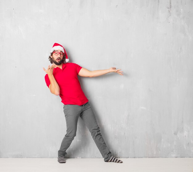 Jeune homme fou tout le corps. concept de noël