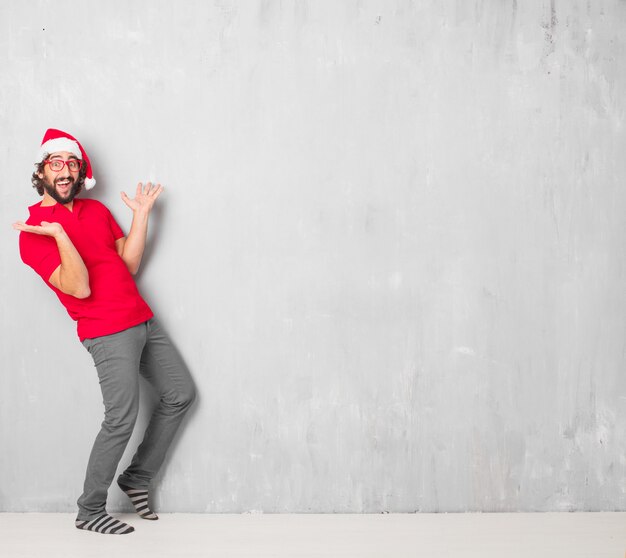 Jeune homme fou tout le corps. concept de noël