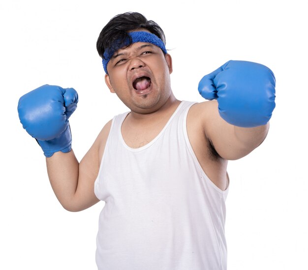 jeune homme frappé avec des gants de boxe