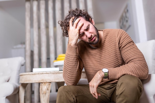 Jeune Homme Frustré Souffrant De Maux De Tête Chroniques Quotidiens, Traitement En Ligne, Rendez-vous à Une Consultation Médicale, Rayonnement électromagnétique, Indemnité De Maladie