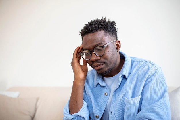 Jeune homme frustré souffrant de maux de tête quotidiens chroniques traitement en ligne nomination à une consultation médicale indemnité de maladie rayonnement électromagnétique