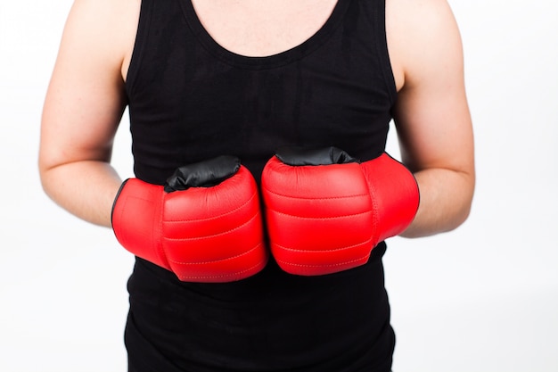 jeune homme avec des gants de boxe