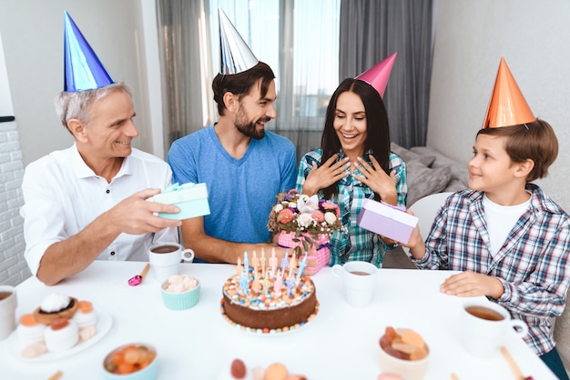 Jeune homme, garçon et vieil homme féliciter joyeux anniversaire.