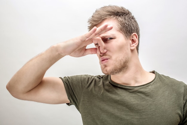 Jeune homme garde le nez fermé