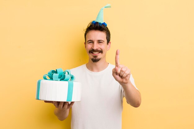 Jeune homme avec un gâteau d'anniversaire