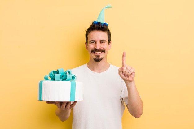 Jeune homme avec un gâteau d'anniversaire