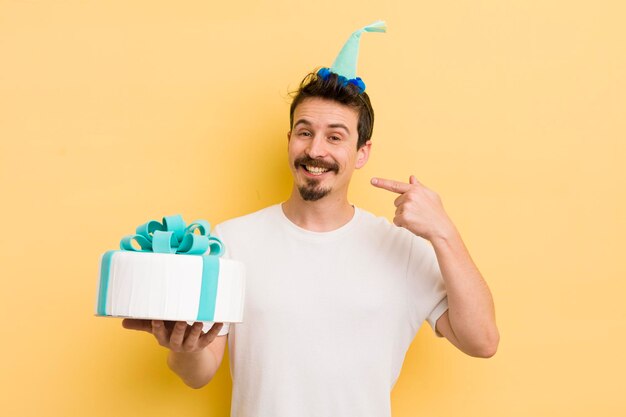 Jeune homme avec un gâteau d'anniversaire