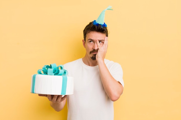 Jeune homme avec un gâteau d'anniversaire