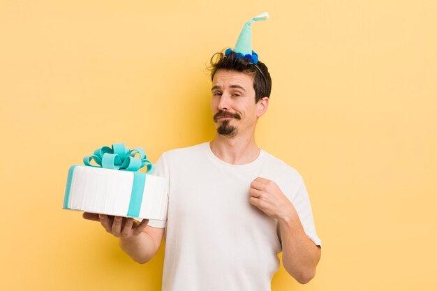 Jeune homme avec un gâteau d'anniversaire