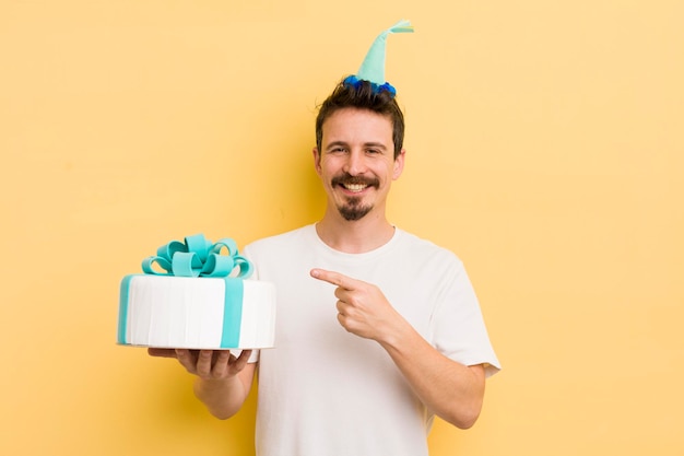 Jeune homme avec un gâteau d'anniversaire