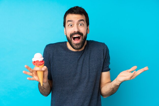 Jeune homme avec une glace au cornet avec une expression faciale choquée