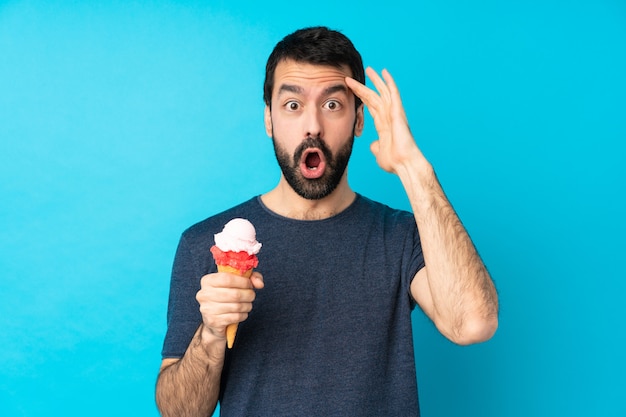 Un jeune homme avec une glace au cornet vient de réaliser quelque chose et a l'intention de la solution