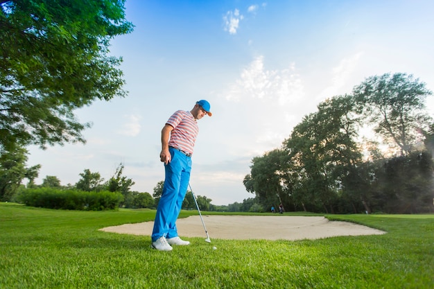 Jeune homme, golf jouant