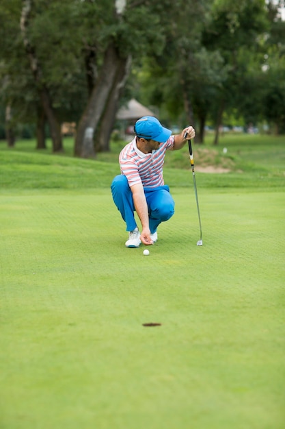 Jeune homme, golf jouant