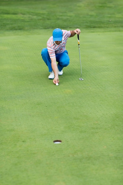 Jeune homme, golf jouant