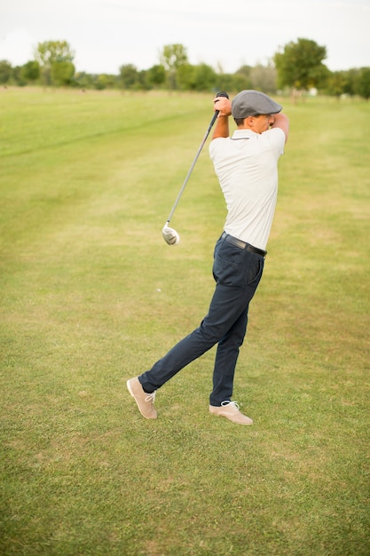 Jeune homme, golf jouant