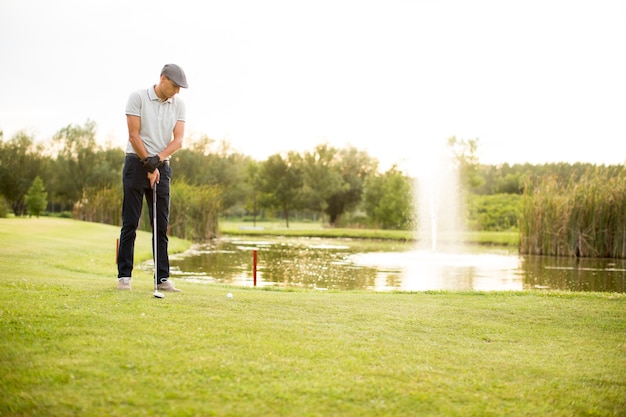 Jeune homme, golf jouant