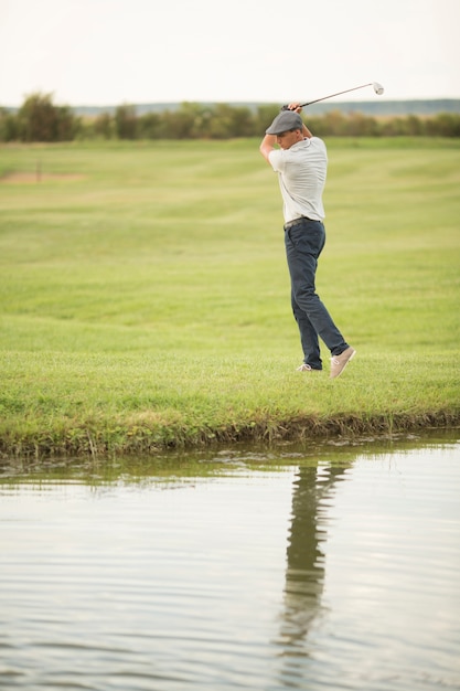 Jeune homme, golf jouant