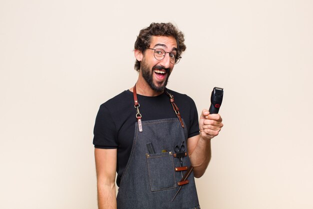 Jeune homme avec un grand sourire amical et insouciant, l'air positif, détendu et heureux, effrayant